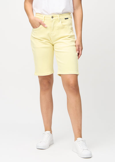 Lysegule regular middle shorts, modellnavn Lemonades, som går rett ned langs benet og slutter rett over kneet, sett forfra.