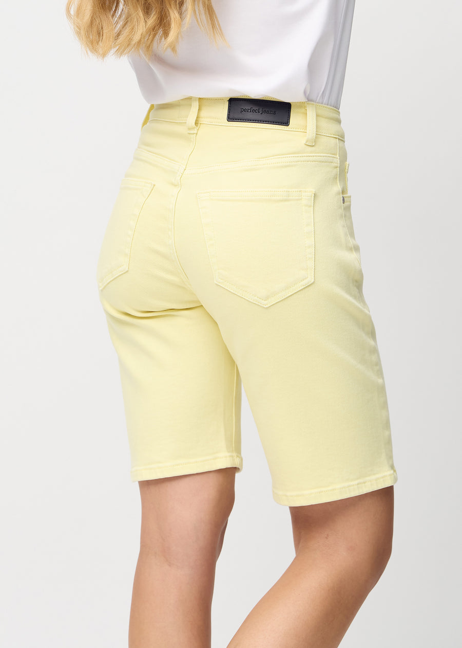 Lysegule regular middle shorts sett bakfra på nært hold for å vise detaljer.
