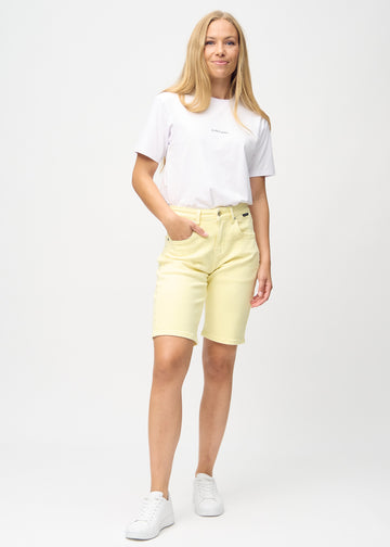Fullt bilde av modell i lysegule regular middle shorts.