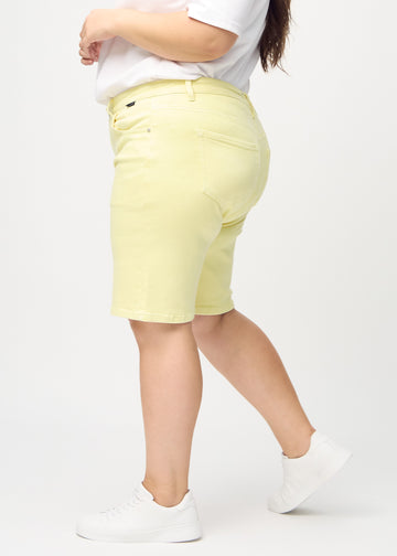 Lysegule regular middle shorts sett fra siden på en plus-size-modell.