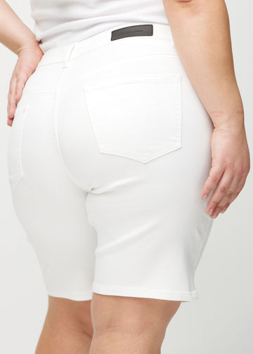 Hvite regular middle shorts sett bakfra på nært hold på en plus-size modell for å vise detaljer.