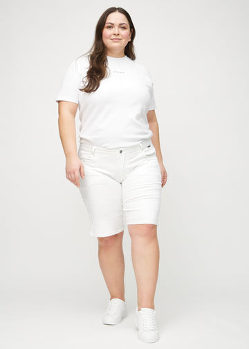 Fullt bilde av en plus-size modell i hvite regular middle shorts.