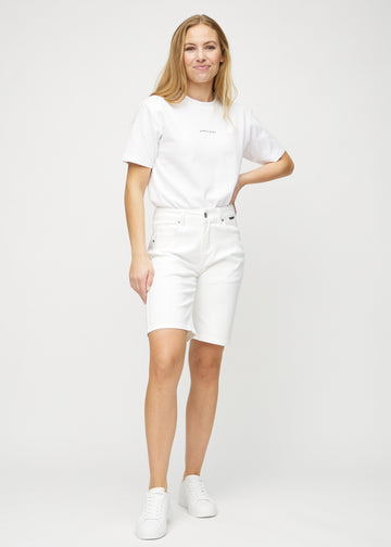 Fullt bilde av modell i hvite regular middle shorts.