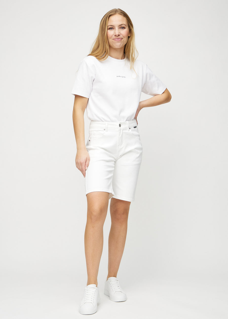 Fullt bilde av modell i hvite regular middle shorts.