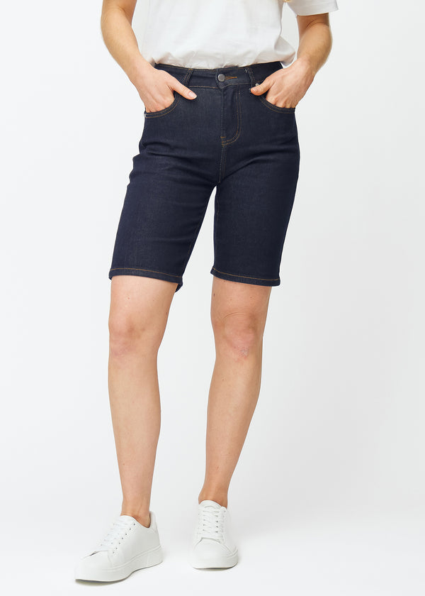 Dyp mørkeblå denimshorts til dame i fargen Midnights med regular passform som sitter ved hoften og gir luft rundt lårene, sett forfra.