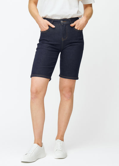 Dyp mørkeblå denimshorts til dame i fargen Midnights med regular passform som sitter ved hoften og gir luft rundt lårene, sett forfra.