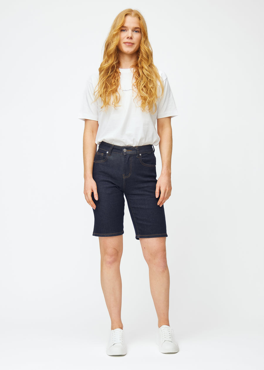 Helbilde av modell i dyp mørkeblå denimshorts til dame i fargen Midnights med regular passform.