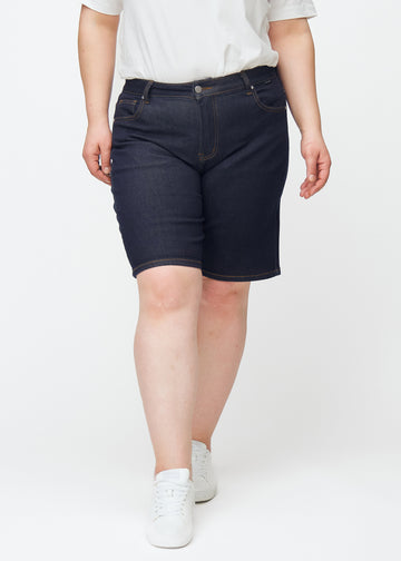 Dyp mørkeblå denimshorts til dame i fargen Midnights med regular passform sett forfra på plus-size modell.