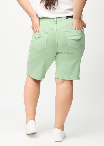 Lysegrønne regular middle shorts sett bakfra på en plus-size modell, slik at man kan se hele produktet.