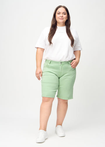 Fullt bilde av en plus-size modell i lysegrønne regular middle shorts.