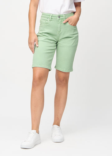 Lysegrønne regular middle shorts, modellnavn Mints, som går rett ned langs benet og slutter rett over kneet, sett forfra.