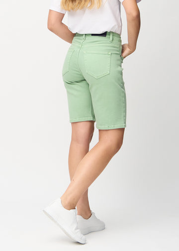 Lysegrønne regular middle shorts sett bakfra, slik at man kan se hele produktet.