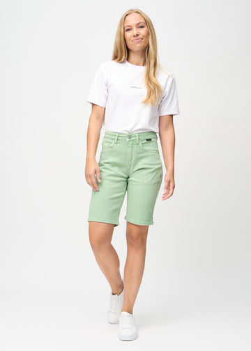 Fullt bilde av modell i lysegrønne regular middle shorts.