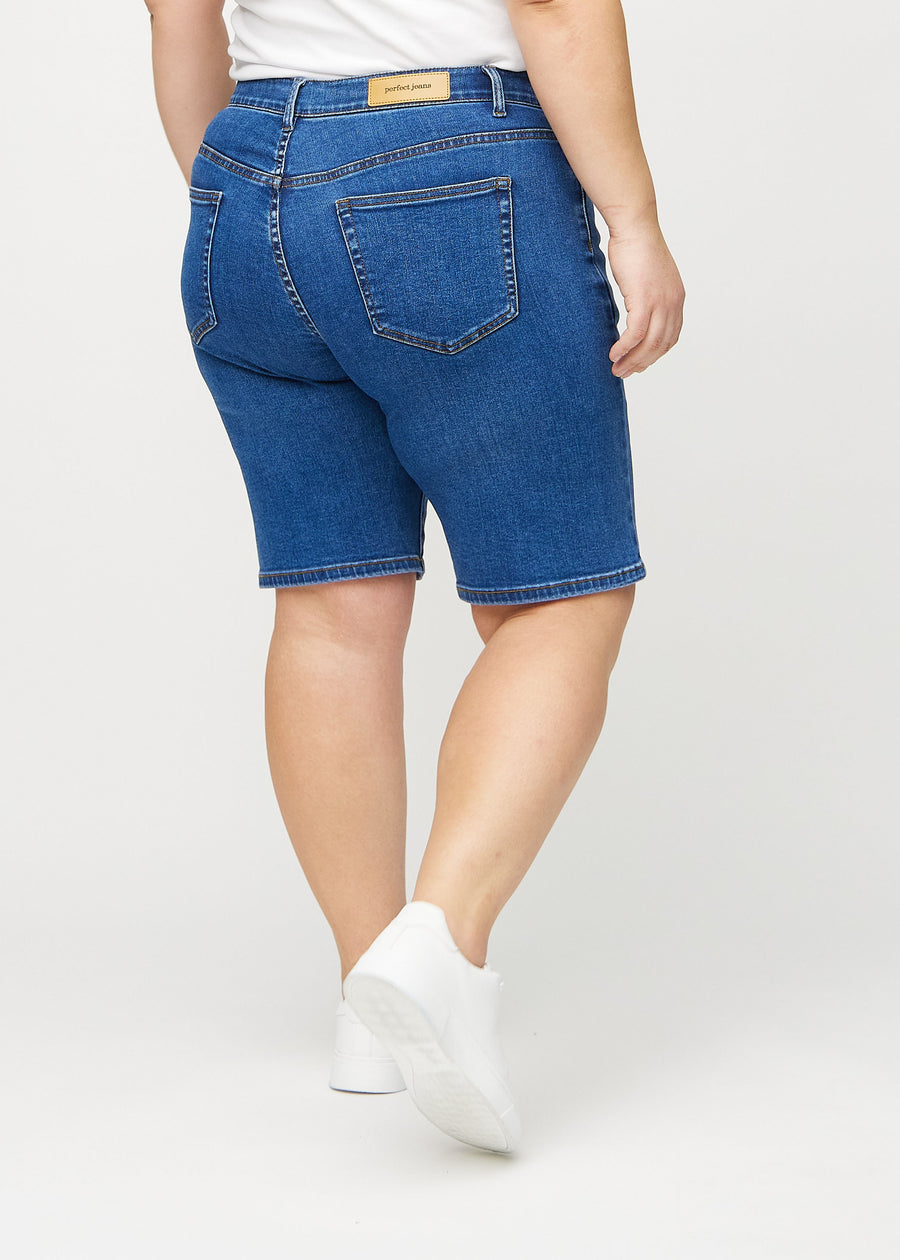 Mørk denim regular middle shorts sett bakfra på en plus-size modell, så man kan se hele produktet.