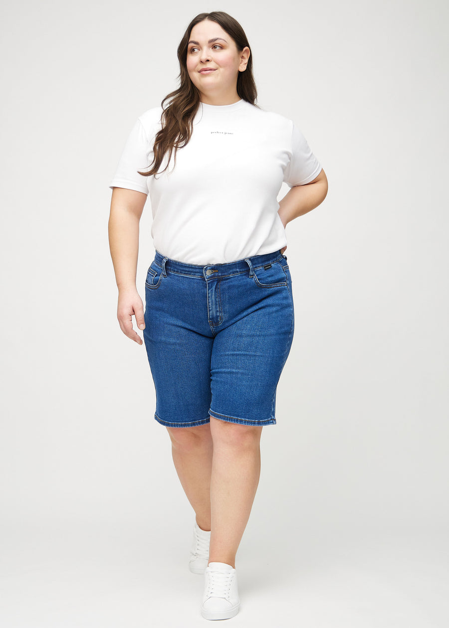 Fullt bilde av en plus-size modell i mørk denim regular middle shorts.