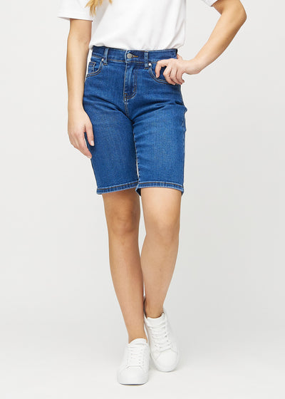Mørk denim regular middle shorts, modellnavn Oceans, som går rett ned langs benet og slutter rett over kneet, sett forfra.