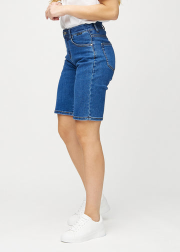 Mørk denim regular middle shorts sett bakfra, så man kan se hele produktet.