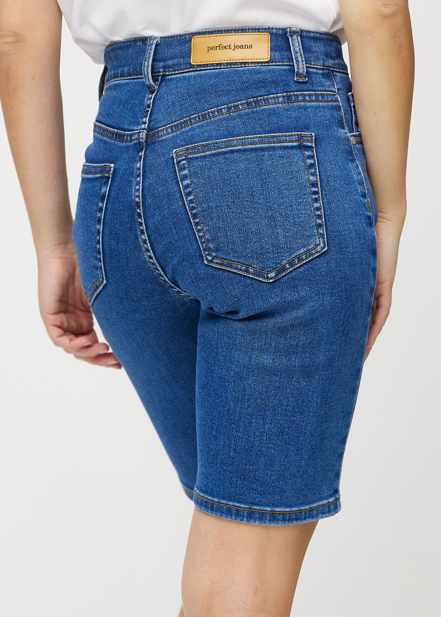 Mørk denim regular middle shorts sett bakfra på nært hold for å vise detaljer.