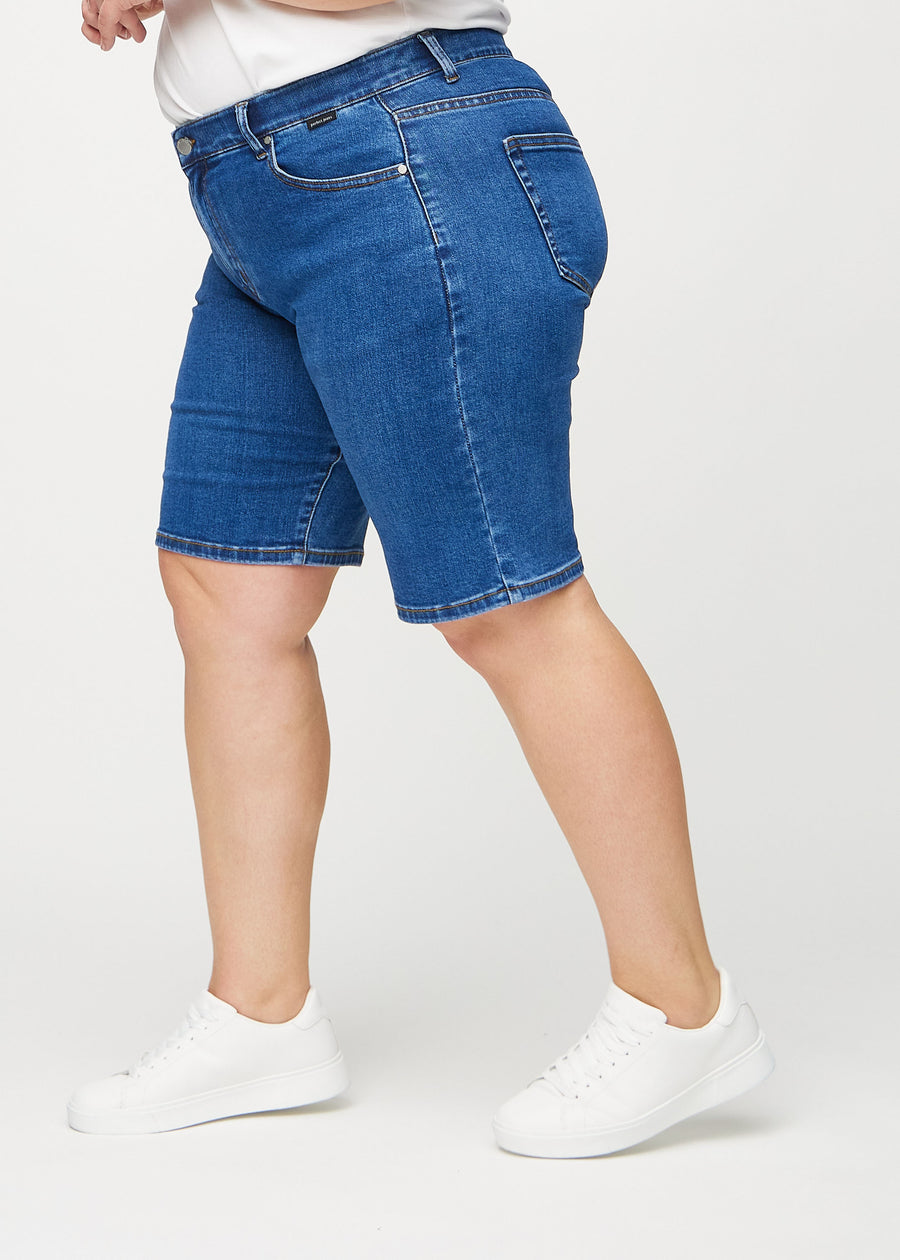 Mørk denim regular middle shorts sett fra siden på en plus-size modell.