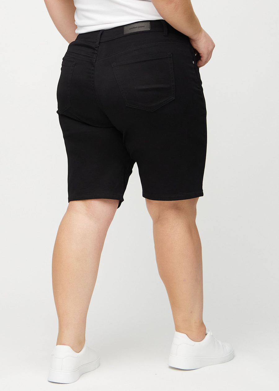 Svarte regular middle shorts sett bakfra på en plus-size modell, så man kan se hele produktet.