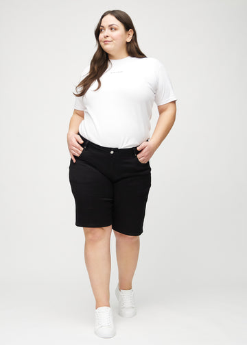 Fullt bilde av en plus-size modell i svarte regular middle shorts.