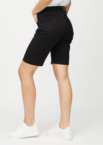 Svarte regular middle shorts sett fra siden på modell.