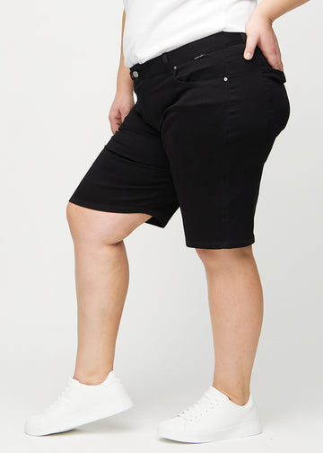 Svarte regular middle shorts sett fra siden på en plus-size modell.
