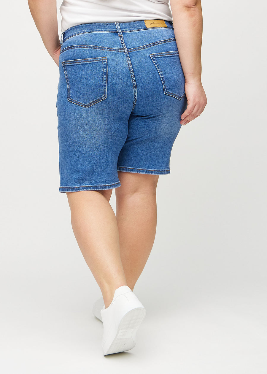 Denim regular middle shorts sett bakfra på en plus-size-modell, så man kan se hele produktet.