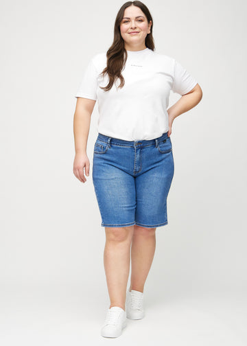 Fullt bilde av en plus-size-modell i denim regular middle shorts.