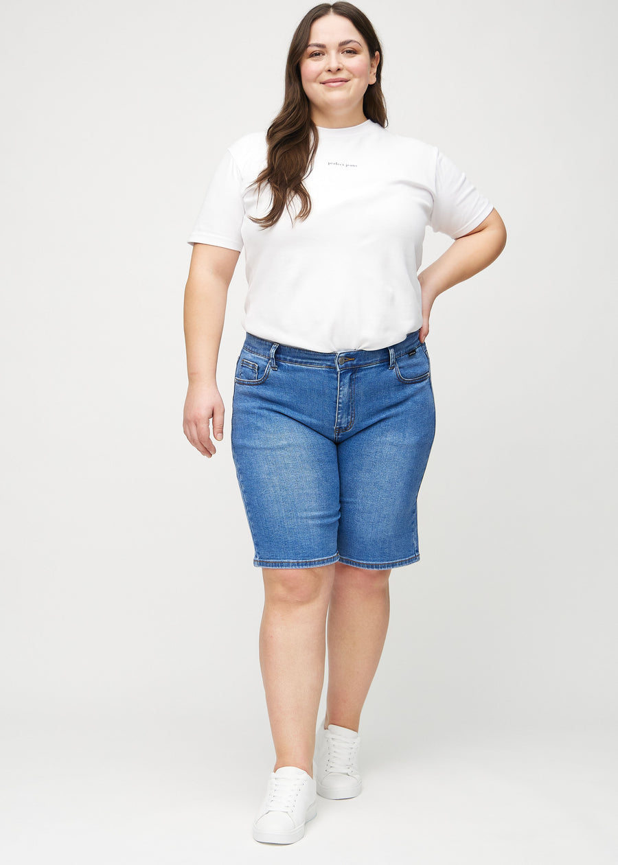 Fullt bilde av en plus-size-modell i denim regular middle shorts.