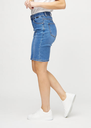 Denim regular middle shorts sett fra siden på modell.