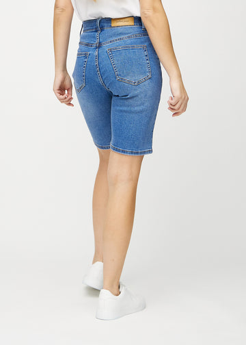 Denim regular middle shorts sett bakfra på nært hold for å vise detaljer.