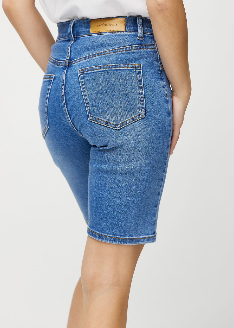 Denim regular middle shorts sett bakfra, så man kan se hele produktet.