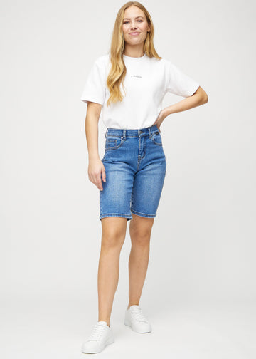 Fullt bilde av modell i denim regular middle shorts.