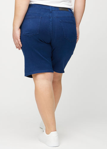 Mørkeblå regular middle shorts sett bakfra på en plus-size modell, slik at man kan se hele produktet.