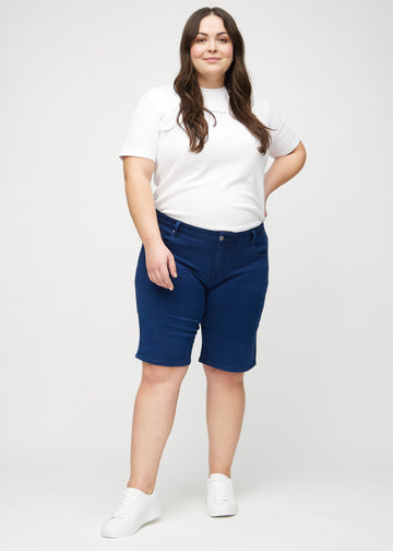 Fullt bilde av en plus-size modell i mørkeblå regular middle shorts.
