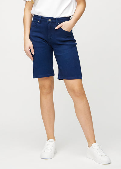 Mørkeblå regular middle shorts, modellnavn Royals, som går rett ned langs benet og slutter rett over kneet, sett forfra.
