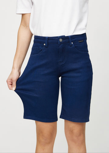 Modellen strekker shortsene ved låret for å vise stretch.
