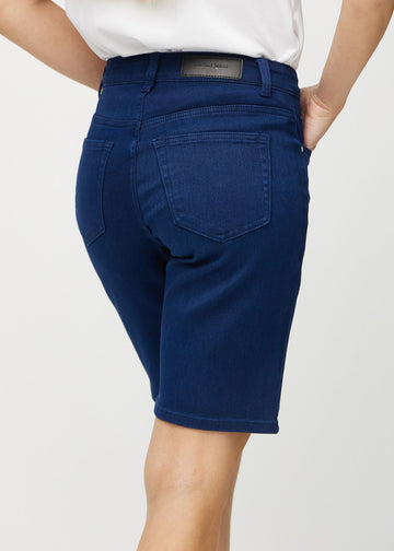 Mørkeblå regular middle shorts sett bakfra på nært hold for å vise detaljer.