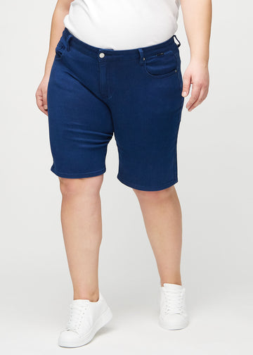Mørkeblå regular middle shorts, modellnavn Royals, som går rett ned langs benet og slutter rett over kneet på en plus-size modell, sett forfra.