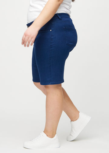Mørkeblå regular middle shorts sett fra siden på en plus-size modell.