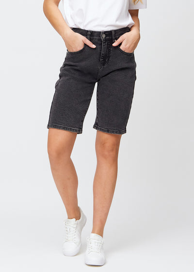 Mørkegrå denim regular middle shorts, modellnavn Shadows, som går rett ned langs benet og slutter rett over kneet, sett forfra.