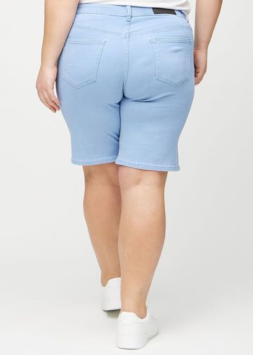 Lysblå regular middle shorts sett bakfra på en plus-size-modell, slik at man kan se hele produktet.