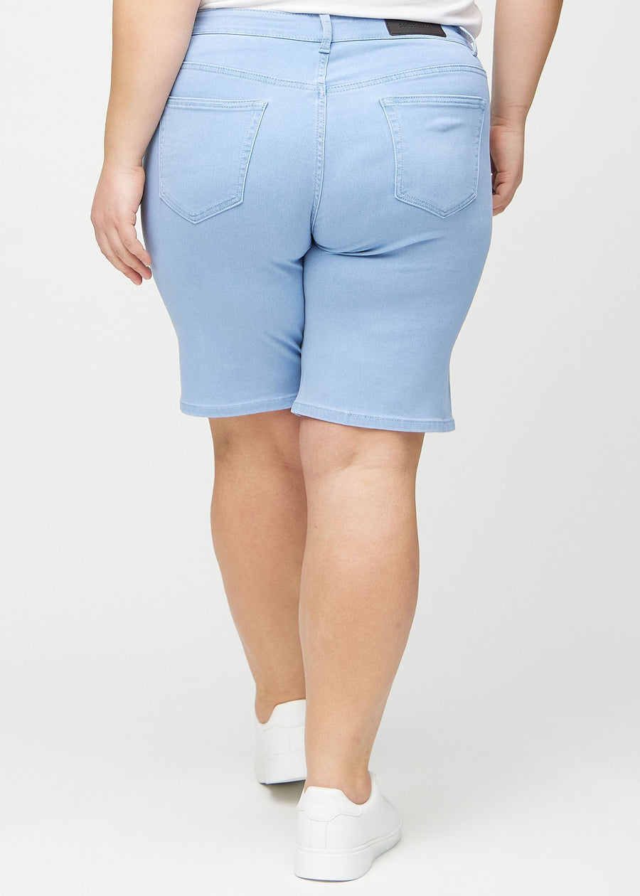 Lysblå regular middle shorts sett bakfra på en plus-size-modell, slik at man kan se hele produktet.