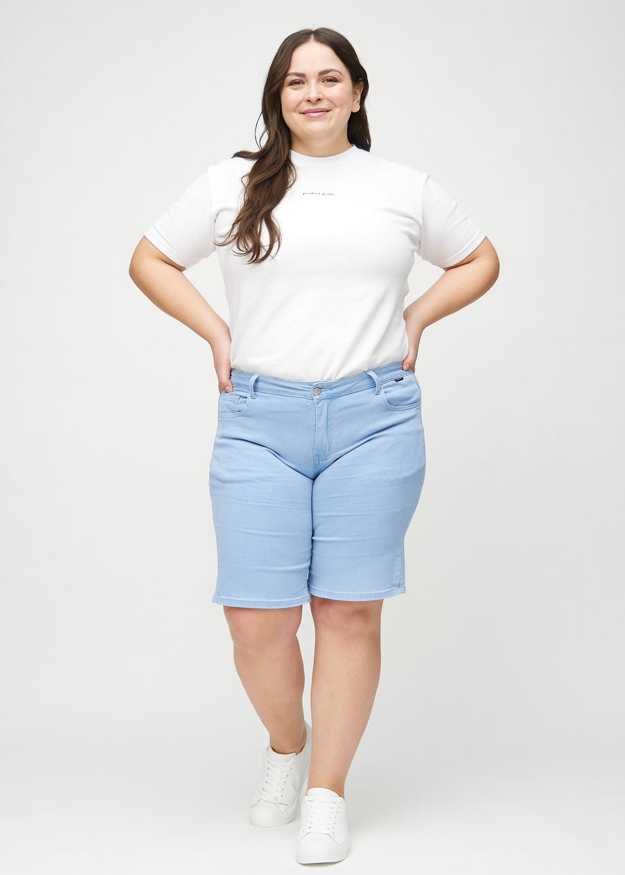 Fullt bilde av en plus-size-modell i lysblå regular middle shorts.
