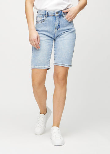 Lys denim regular middle shorts, modellnavn Waves, som går rett ned langs benet og slutter rett over kneet, sett forfra.