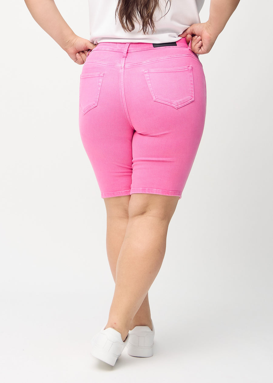 Lyserosa skinny middle shorts sett bakfra på en plus-size modell, slik at man kan se hele produktet.