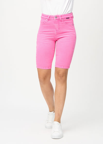 Lyserosa skinny middle shorts, modellnavn Flamingos, som sitter tett på låret og slutter rett over kneet, sett forfra.