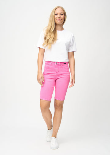 Fullt bilde av modell i lyserosa skinny middle shorts.