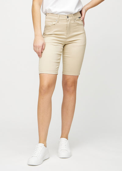 Beige skinny middle shorts, modellnavn Gazelles, som sitter tett til låret og slutter rett over kneet, sett forfra.